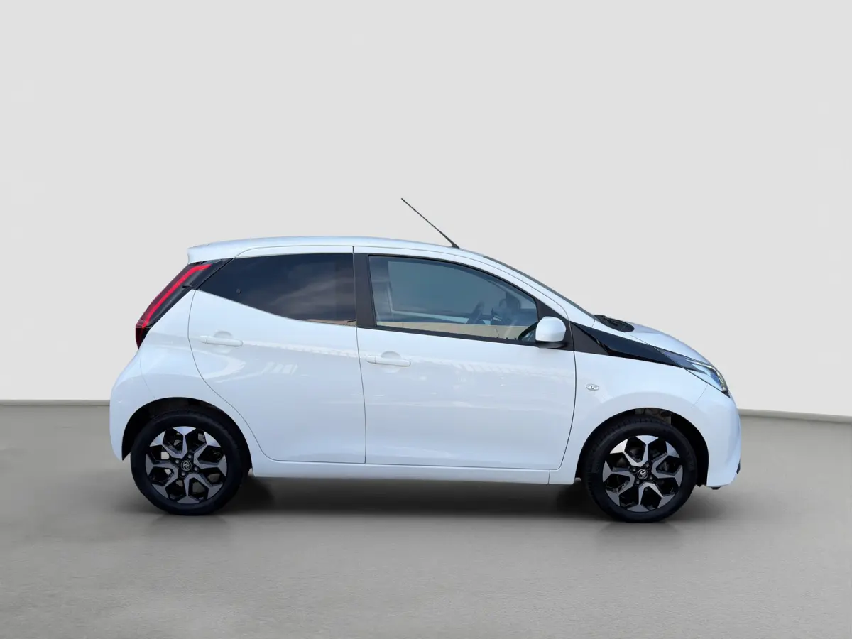 1.0 VVT-i 72pk x-joy | Camera | Carplay | Cruise Control | Climate Control | DAB | Lichtmetalen velgen | Privacyglass | Bluetooth |