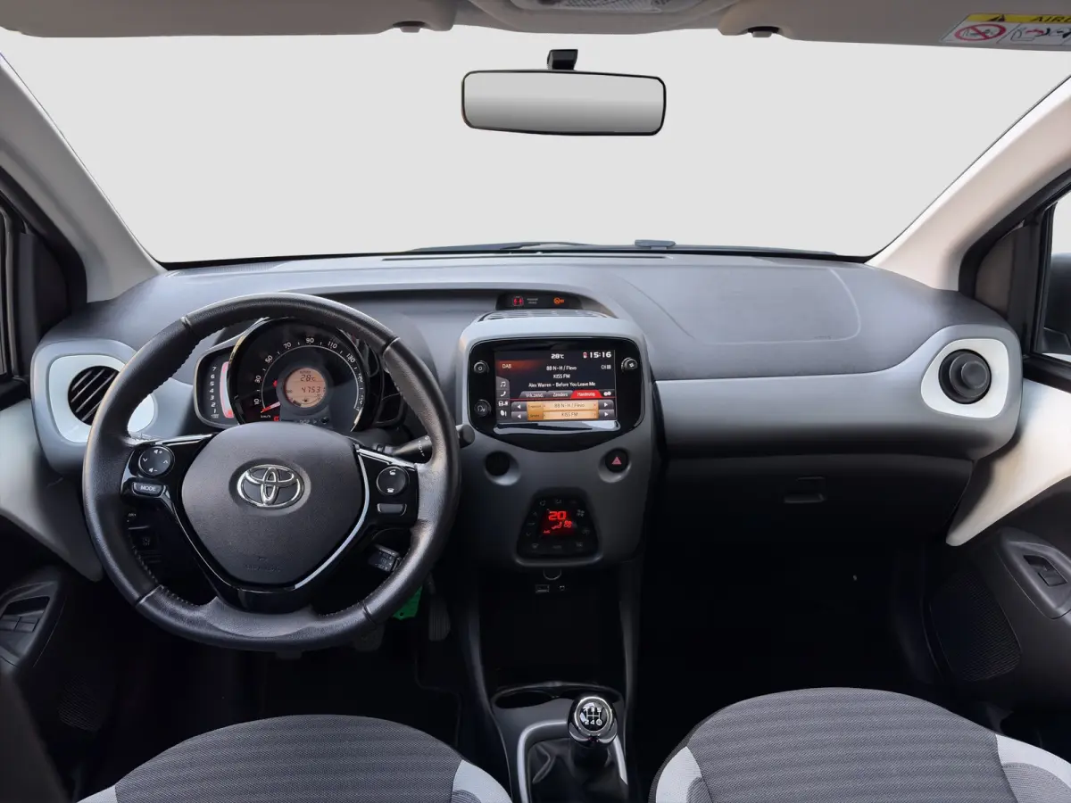 1.0 VVT-i 72pk x-joy | Camera | Carplay | Cruise Control | Climate Control | DAB | Lichtmetalen velgen | Privacyglass | Bluetooth |