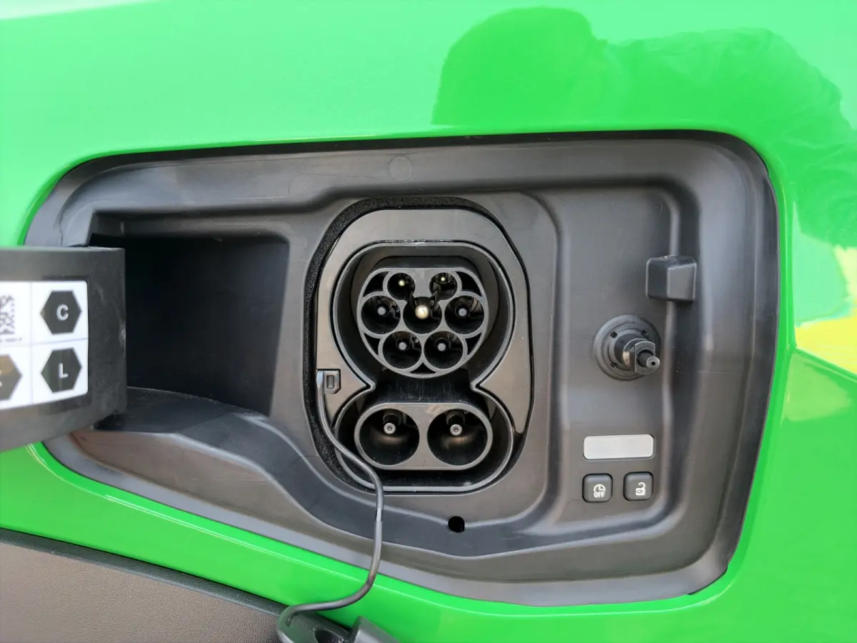urban range techno 120pk 40 kWh | Camera | Adaptive Cruise Control | Climate Control | 18-inch velgen | Navigatie | Draadloze telefoonlader | Parkeersensoren | Keyless entry |
