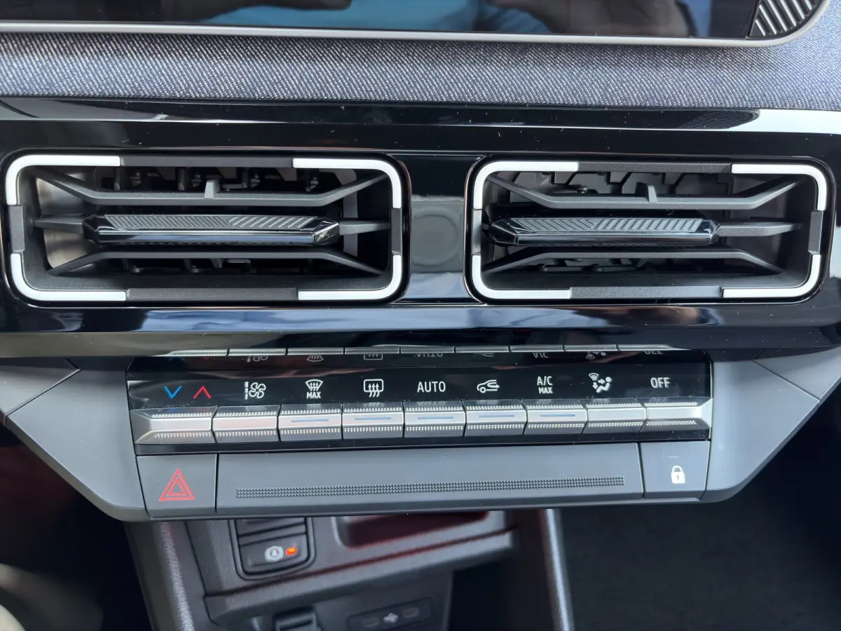 urban range techno 120pk 40 kWh | Camera | Adaptive Cruise Control | Climate Control | 18-inch velgen | Navigatie | Draadloze telefoonlader | Parkeersensoren | Keyless entry |