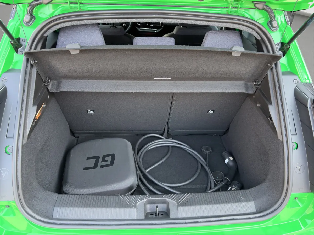 urban range techno 120pk 40 kWh | Camera | Adaptive Cruise Control | Climate Control | 18-inch velgen | Navigatie | Draadloze telefoonlader | Parkeersensoren | Keyless entry |