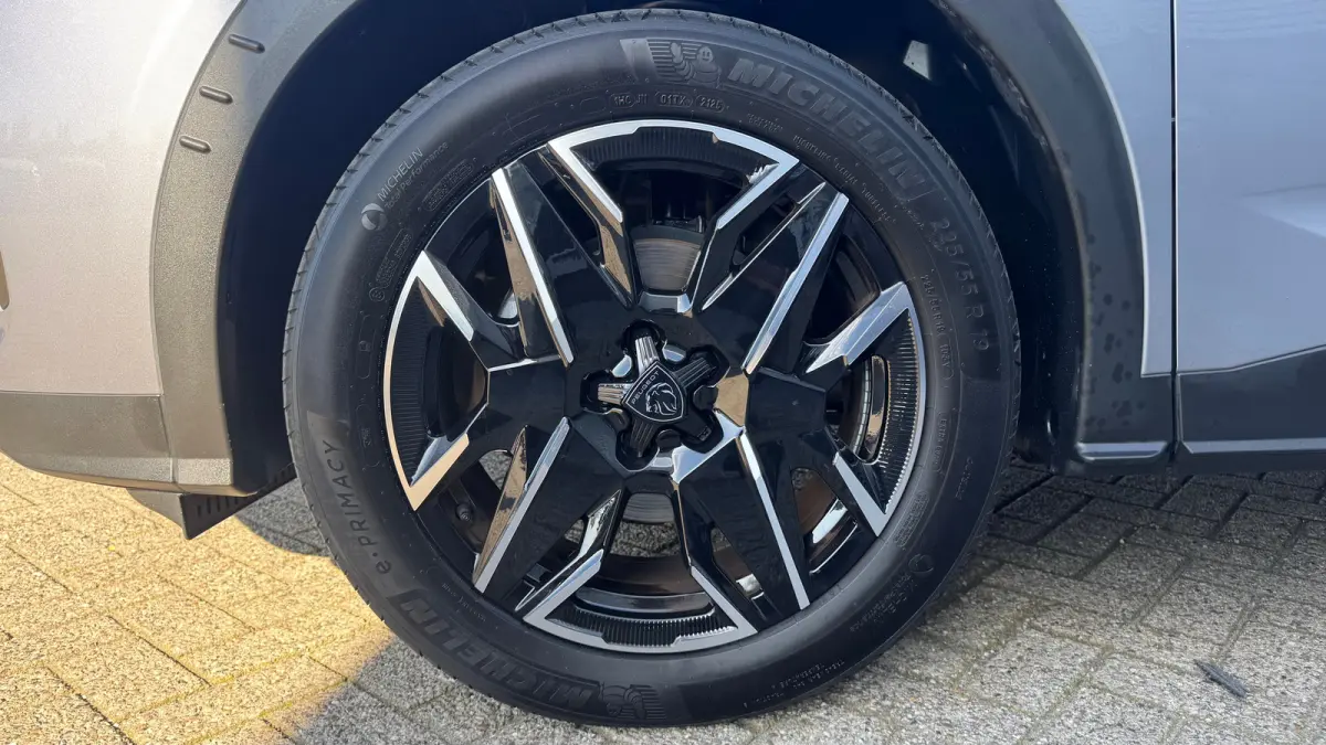 1.2 HYBRID 145PK ALLURE AUTOMAAT / NAVI / LEDER / CLIMA / FULL-LED / 19" LMV / KEYLESS / CAMERA / APPLE CARPLAY / CRUISECONTROL / ORG. NL. !!