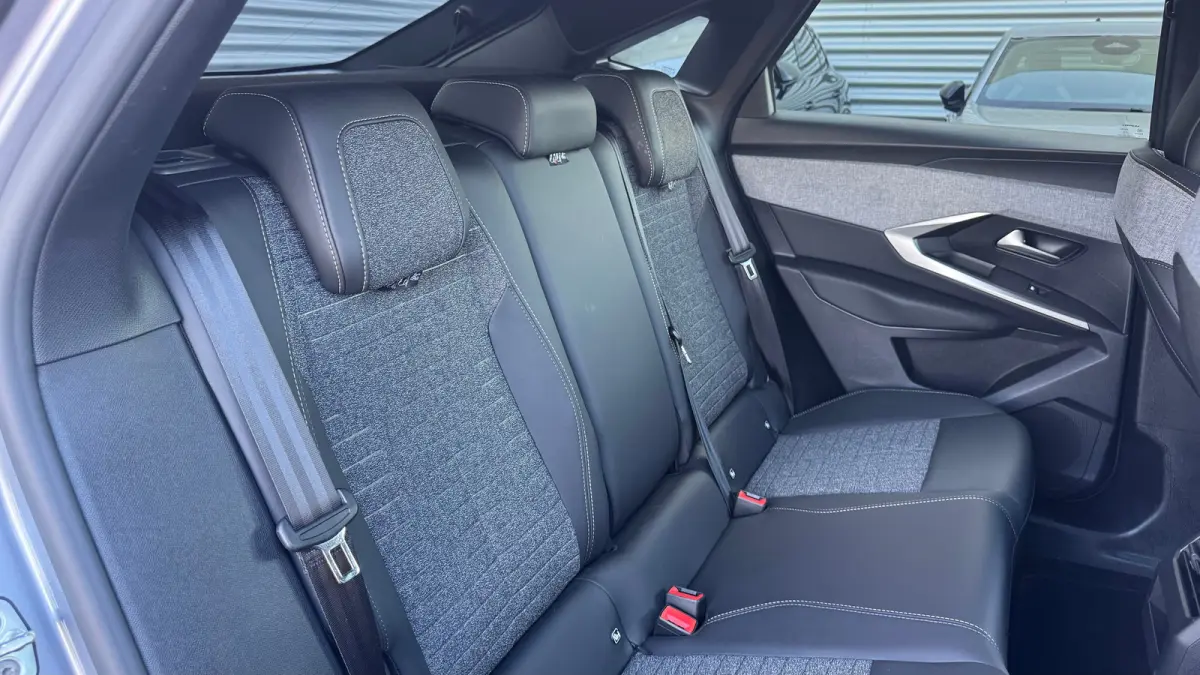 1.2 HYBRID 145PK ALLURE AUTOMAAT / NAVI / LEDER / CLIMA / FULL-LED / 19" LMV / KEYLESS / CAMERA / APPLE CARPLAY / CRUISECONTROL / ORG. NL. !!