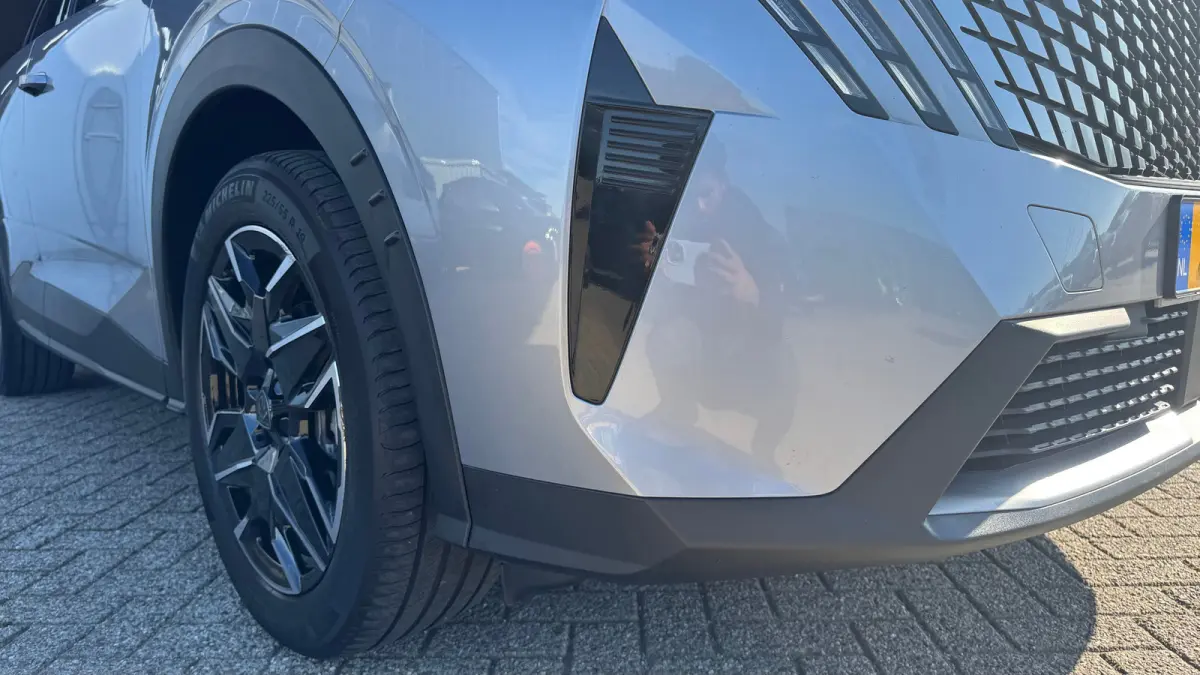 1.2 HYBRID 145PK ALLURE AUTOMAAT / NAVI / LEDER / CLIMA / FULL-LED / 19" LMV / KEYLESS / CAMERA / APPLE CARPLAY / CRUISECONTROL / ORG. NL. !!