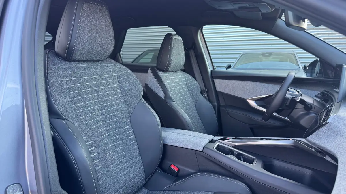 1.2 HYBRID 145PK ALLURE AUTOMAAT / NAVI / LEDER / CLIMA / FULL-LED / 19" LMV / KEYLESS / CAMERA / APPLE CARPLAY / CRUISECONTROL / ORG. NL. !!