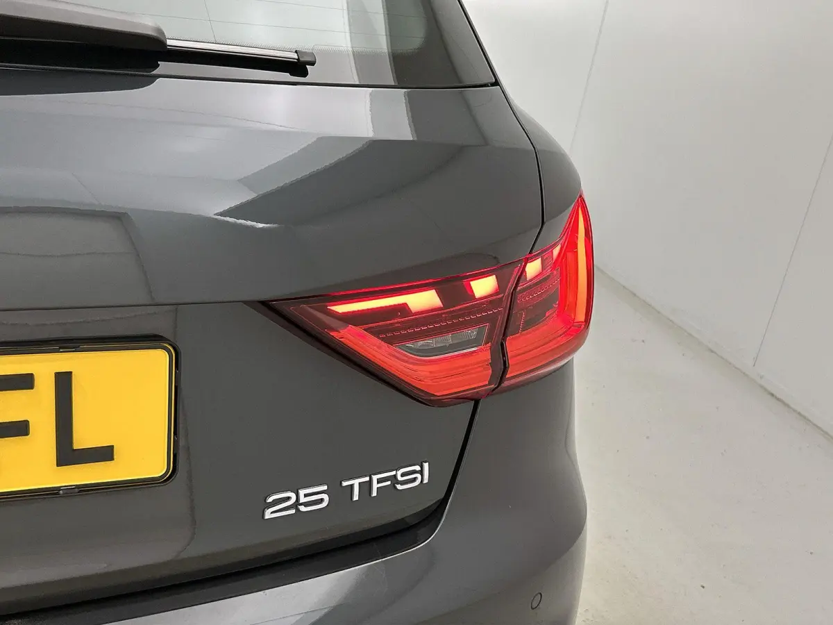 25 TFSI Advanced edition 95 PK | Automaat | Camera | Stoelverwarming | Climate Control | Lichtmetalen velgen | Cruise Control | Dodehoek detectie |