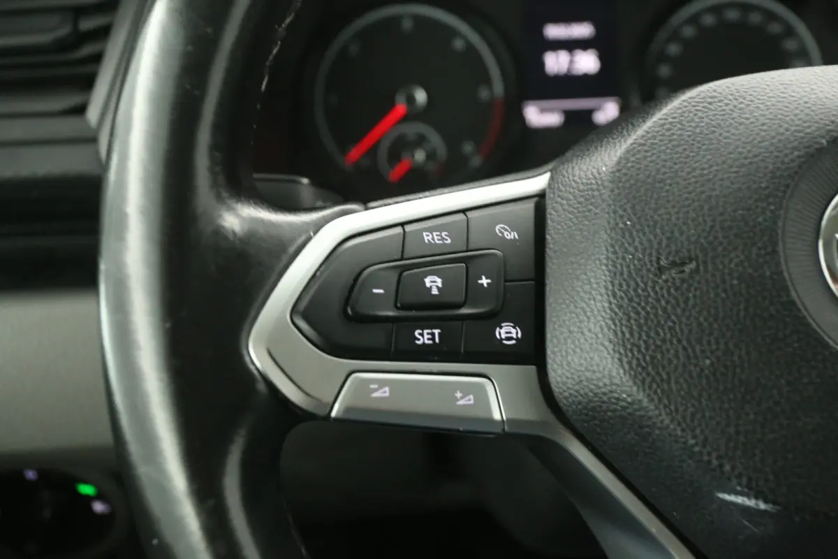 2.0 TDI 150PK L1H1 | Aut. | Airco | Cruise | 3 Zits | Carplay | Navi | Stoelverw. | Trekhaak