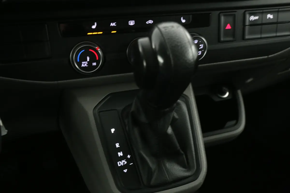 2.0 TDI 150PK L1H1 | Aut. | Airco | Cruise | 3 Zits | Carplay | Navi | Stoelverw. | Trekhaak