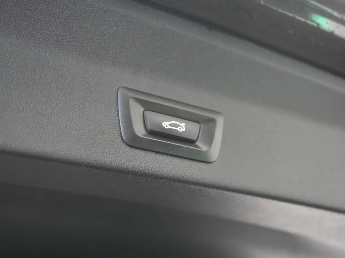 xDrive30e M Sport PHEV 293pk Dealer O.H | Trekhaak Af Fabriek | Camera | Cruise Control | Lederen Sportstoelen Verwarmd | Sfeerverlichting | Apple Carplay | Navigatie | Virtual | DAB | 19"L.