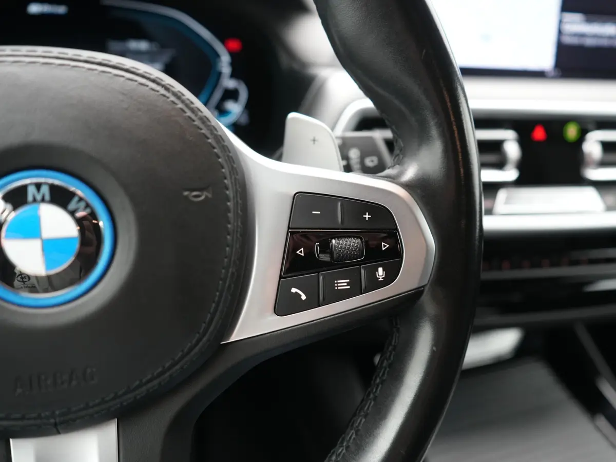xDrive30e M Sport PHEV 293pk Dealer O.H | Trekhaak Af Fabriek | Camera | Cruise Control | Lederen Sportstoelen Verwarmd | Sfeerverlichting | Apple Carplay | Navigatie | Virtual | DAB | 19"L.