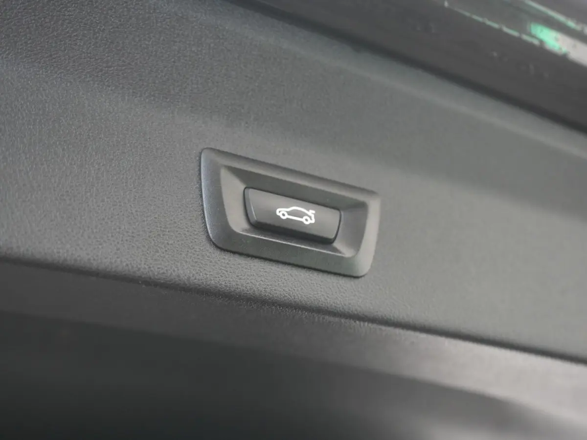 xDrive30e M Sport PHEV 293pk Dealer O.H | Trekhaak Af Fabriek | Camera | Cruise Control | Lederen Sportstoelen Verwarmd | Sfeerverlichting | Apple Carplay | Navigatie | Virtual | DAB | 19"L.