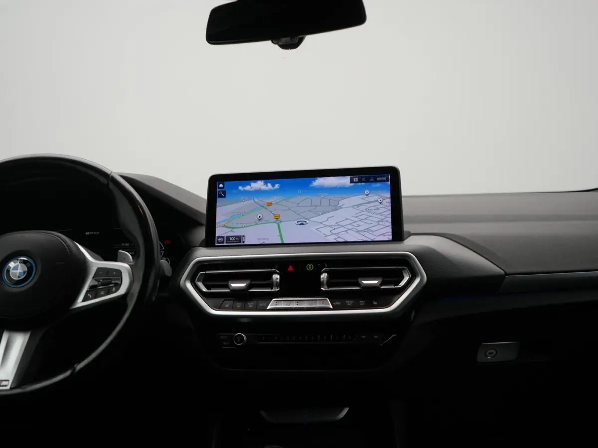 xDrive30e M Sport PHEV 293pk Dealer O.H | Trekhaak Af Fabriek | Camera | Cruise Control | Lederen Sportstoelen Verwarmd | Sfeerverlichting | Apple Carplay | Navigatie | Virtual | DAB | 19"L.