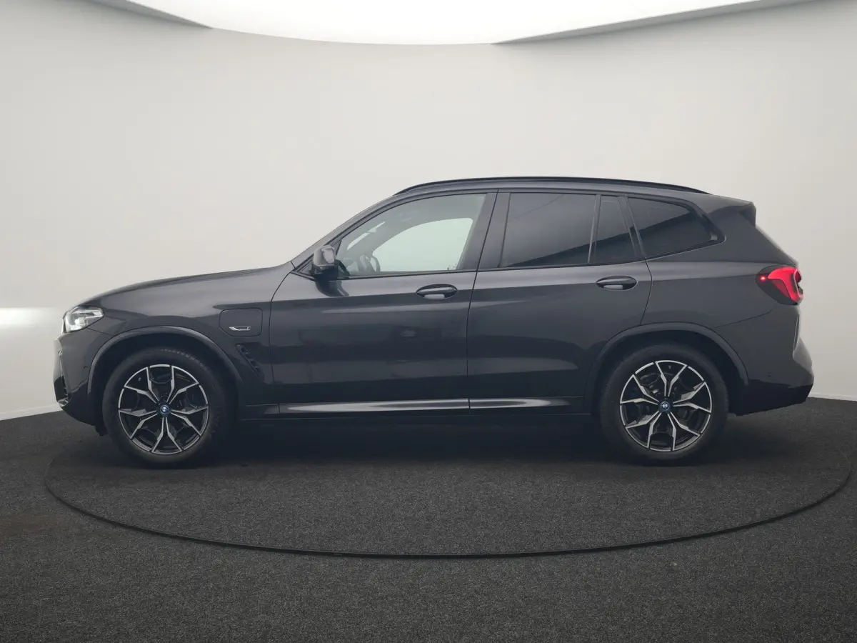 xDrive30e M Sport PHEV 293pk Dealer O.H | Trekhaak Af Fabriek | Camera | Cruise Control | Lederen Sportstoelen Verwarmd | Sfeerverlichting | Apple Carplay | Navigatie | Virtual | DAB | 19"L.