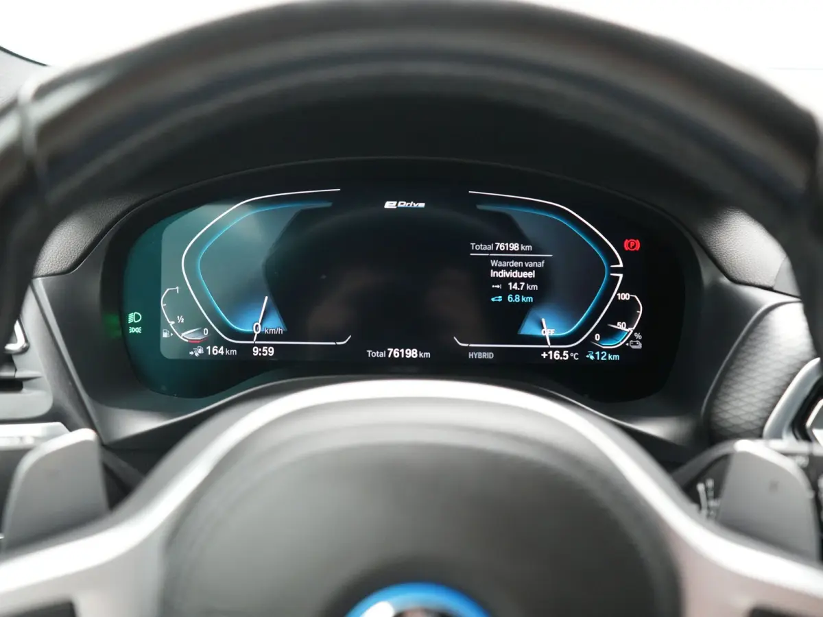 xDrive30e M Sport PHEV 293pk Dealer O.H | Trekhaak Af Fabriek | Camera | Cruise Control | Lederen Sportstoelen Verwarmd | Sfeerverlichting | Apple Carplay | Navigatie | Virtual | DAB | 19"L.