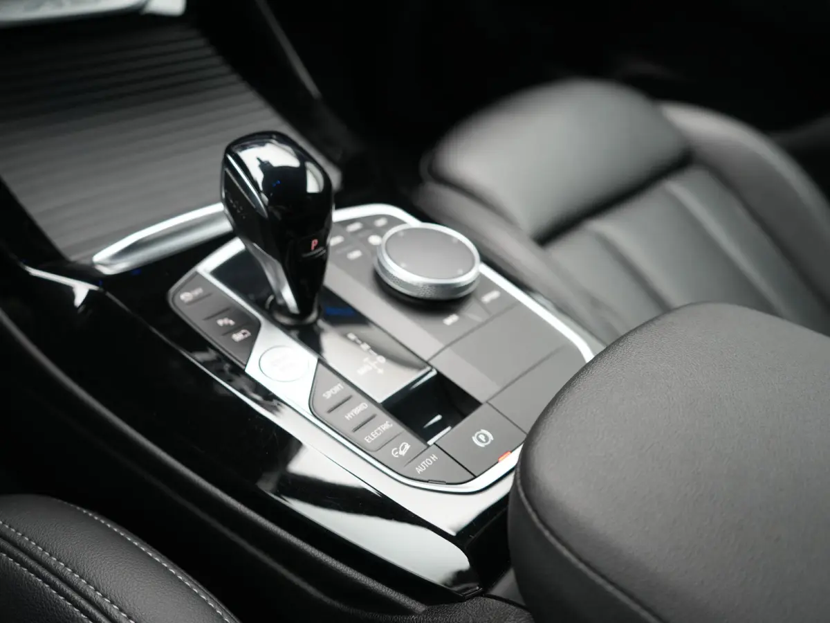 xDrive30e M Sport PHEV 293pk Dealer O.H | Trekhaak Af Fabriek | Camera | Cruise Control | Lederen Sportstoelen Verwarmd | Sfeerverlichting | Apple Carplay | Navigatie | Virtual | DAB | 19"L.