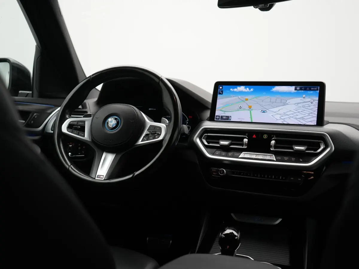 xDrive30e M Sport PHEV 293pk Dealer O.H | Trekhaak Af Fabriek | Camera | Cruise Control | Lederen Sportstoelen Verwarmd | Sfeerverlichting | Apple Carplay | Navigatie | Virtual | DAB | 19"L.