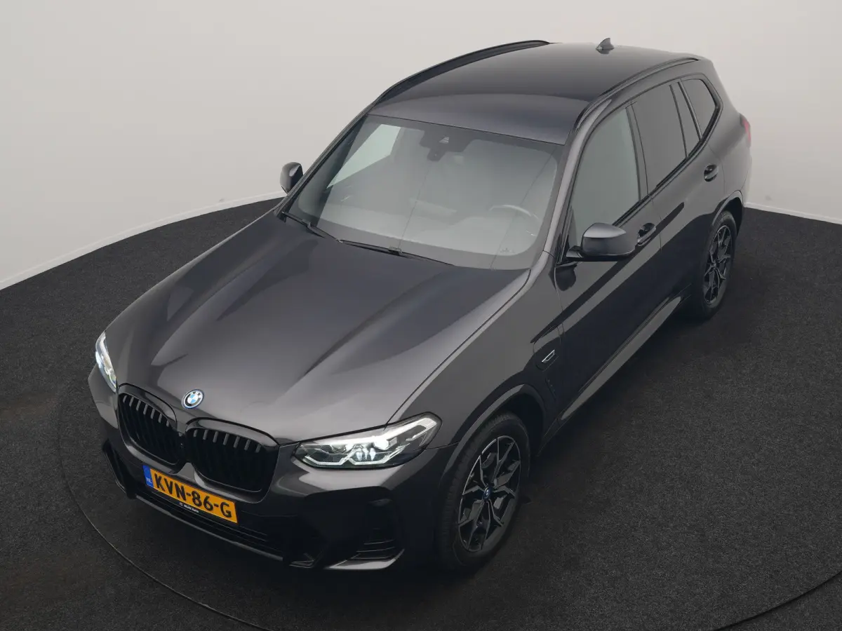 xDrive30e M Sport PHEV 293pk Dealer O.H | Trekhaak Af Fabriek | Camera | Cruise Control | Lederen Sportstoelen Verwarmd | Sfeerverlichting | Apple Carplay | Navigatie | Virtual | DAB | 19"L.