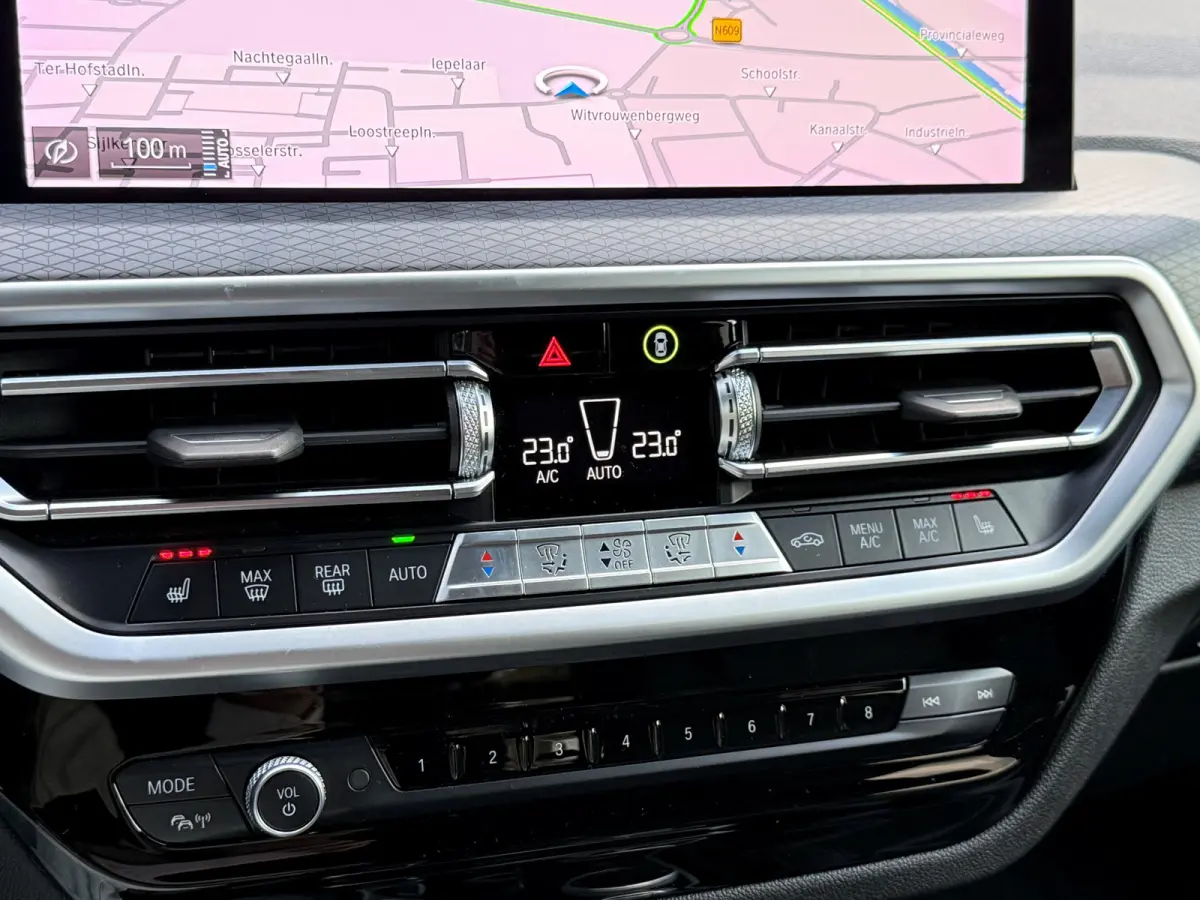 xDrive30e M Sport PHEV 293pk Dealer O.H | Trekhaak Af Fabriek | Camera | Cruise Control | Lederen Sportstoelen Verwarmd | Sfeerverlichting | Apple Carplay | Navigatie | Virtual | DAB | 19"L.