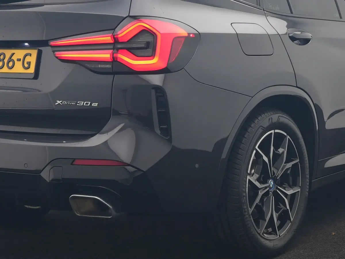 xDrive30e M Sport PHEV 293pk Dealer O.H | Trekhaak Af Fabriek | Camera | Cruise Control | Lederen Sportstoelen Verwarmd | Sfeerverlichting | Apple Carplay | Navigatie | Virtual | DAB | 19"L.