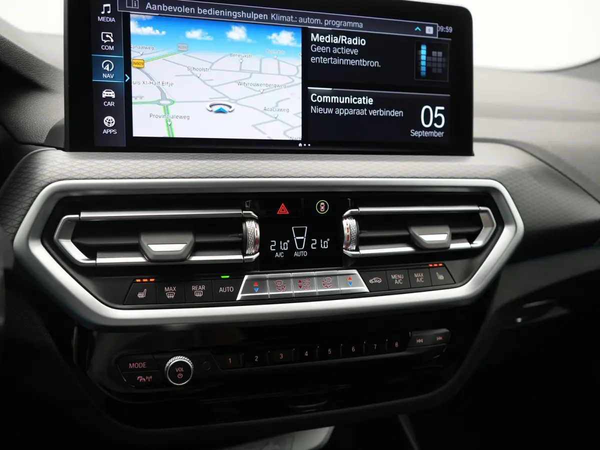 xDrive30e M Sport PHEV 293pk Dealer O.H | Trekhaak Af Fabriek | Camera | Cruise Control | Lederen Sportstoelen Verwarmd | Sfeerverlichting | Apple Carplay | Navigatie | Virtual | DAB | 19"L.