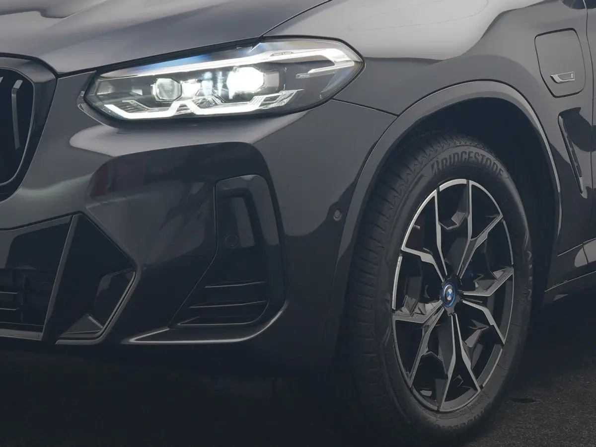 xDrive30e M Sport PHEV 293pk Dealer O.H | Trekhaak Af Fabriek | Camera | Cruise Control | Lederen Sportstoelen Verwarmd | Sfeerverlichting | Apple Carplay | Navigatie | Virtual | DAB | 19"L.