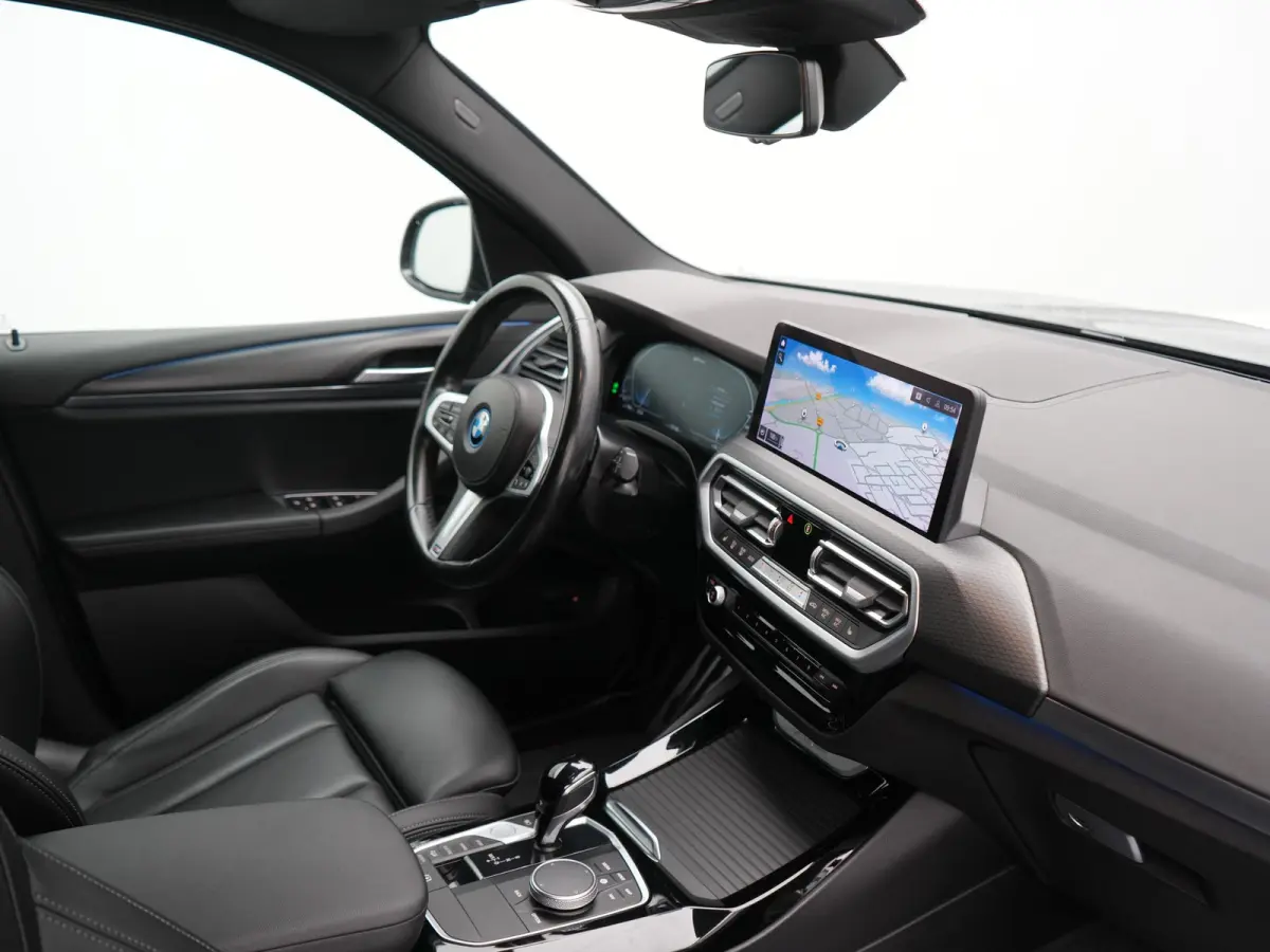 xDrive30e M Sport PHEV 293pk Dealer O.H | Trekhaak Af Fabriek | Camera | Cruise Control | Lederen Sportstoelen Verwarmd | Sfeerverlichting | Apple Carplay | Navigatie | Virtual | DAB | 19"L.