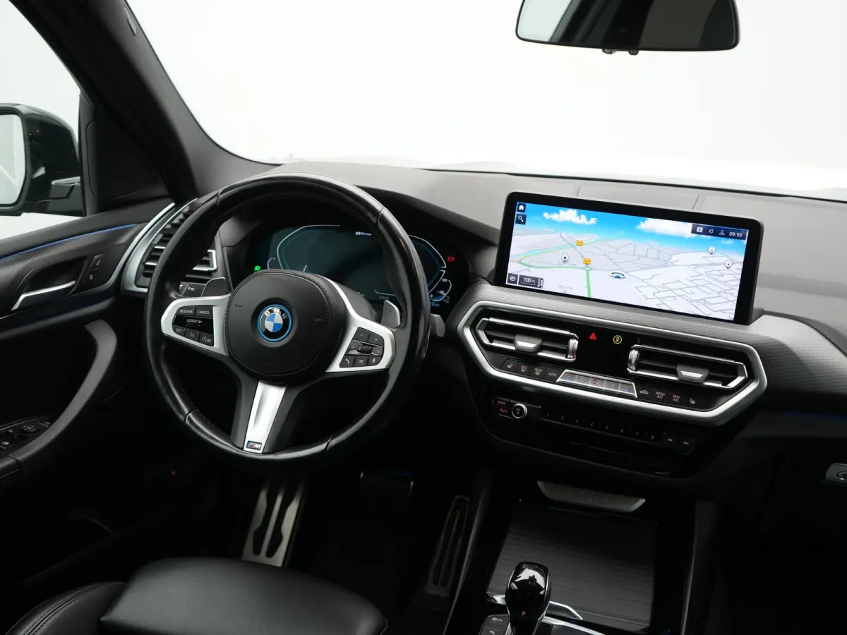 xDrive30e M Sport PHEV 293pk Dealer O.H | Trekhaak Af Fabriek | Camera | Cruise Control | Lederen Sportstoelen Verwarmd | Sfeerverlichting | Apple Carplay | Navigatie | Virtual | DAB | 19"L.