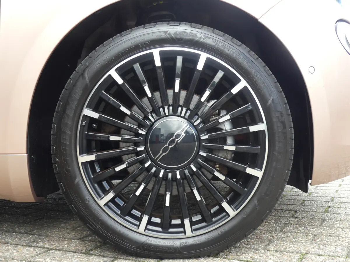 3+1 La Prima 42 kWh | ADAPTIVE CRUISE | DODEHOEKDETECTIE | CAMERA | STOELVERWARMING | PARKEERSENSOREN V+A | APPLE CARPLAY / ANDROID AUTO | NAVI | LMV 17" |