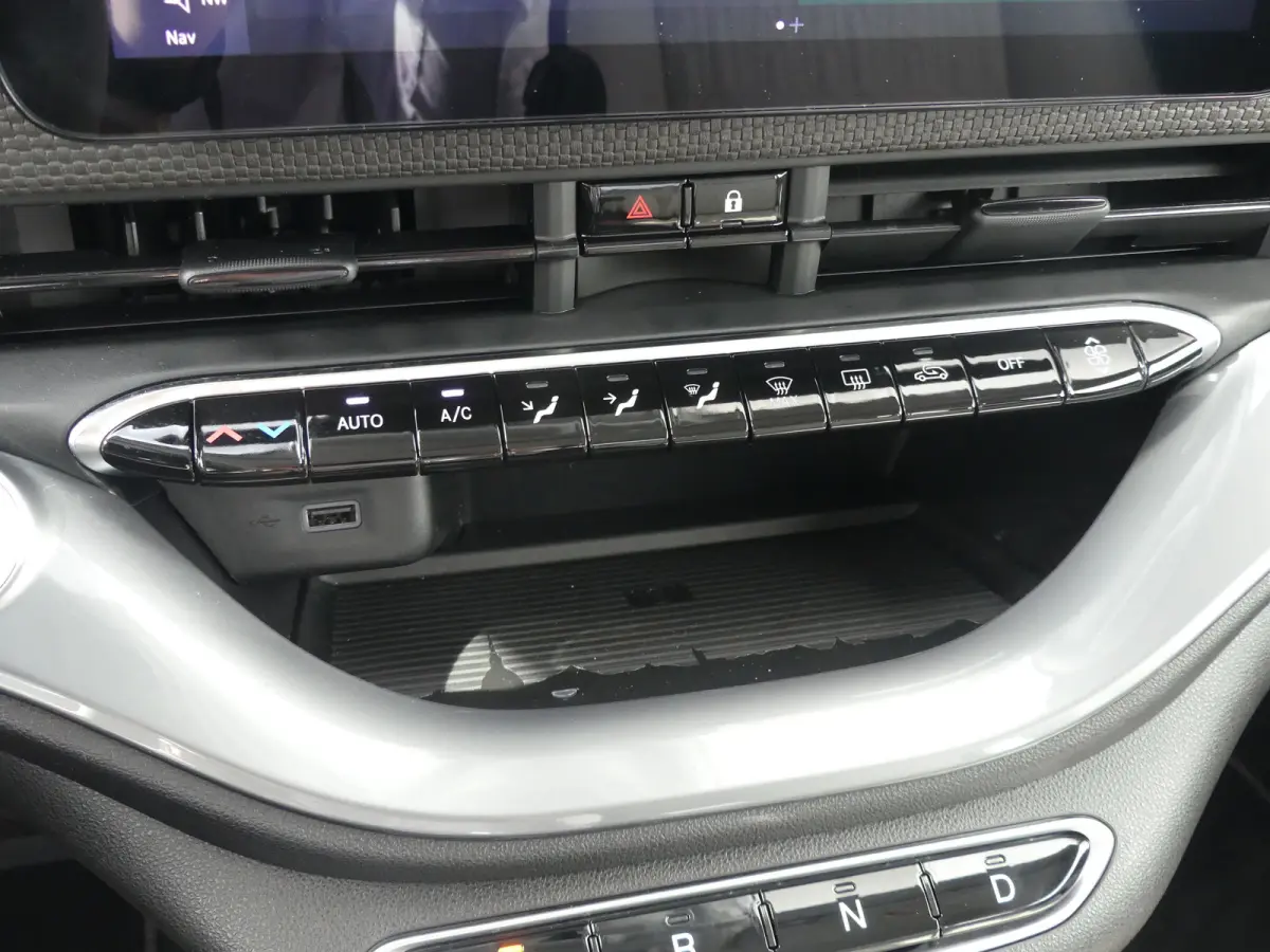 3+1 La Prima 42 kWh | ADAPTIVE CRUISE | DODEHOEKDETECTIE | CAMERA | STOELVERWARMING | PARKEERSENSOREN V+A | APPLE CARPLAY / ANDROID AUTO | NAVI | LMV 17" |