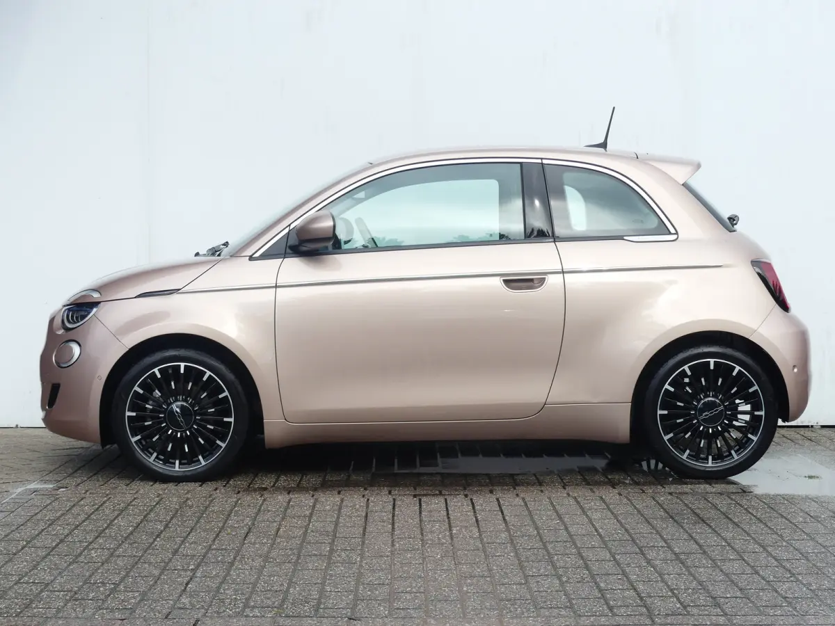 3+1 La Prima 42 kWh | ADAPTIVE CRUISE | DODEHOEKDETECTIE | CAMERA | STOELVERWARMING | PARKEERSENSOREN V+A | APPLE CARPLAY / ANDROID AUTO | NAVI | LMV 17" |