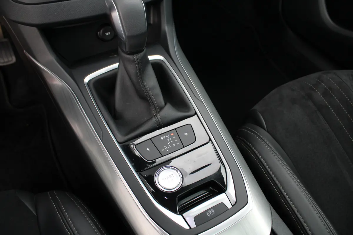 1.2 PureTech Blue Lease Premium | Automaat | Navigatie | Alcantara | 18 Inch | Full LED | 1e Eigenaar | All season |