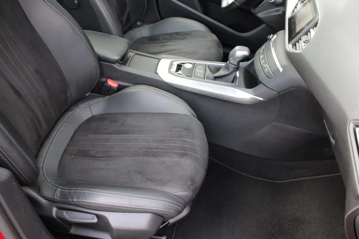 1.2 PureTech Blue Lease Premium | Automaat | Navigatie | Alcantara | 18 Inch | Full LED | 1e Eigenaar | All season |