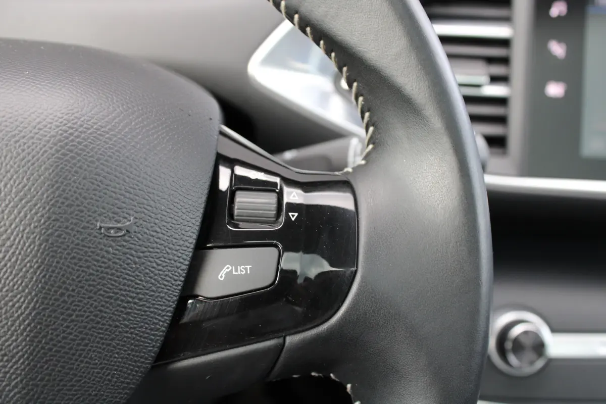 1.2 PureTech Blue Lease Premium | Automaat | Navigatie | Alcantara | 18 Inch | Full LED | 1e Eigenaar | All season |
