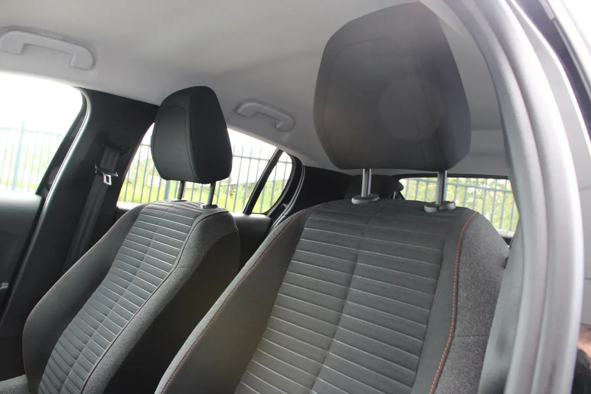1.2 PureTech 100pk Active Pack | Navigatie | Apple carplay | Bluetooth | Lichtmetaal | Parkeersensoren |