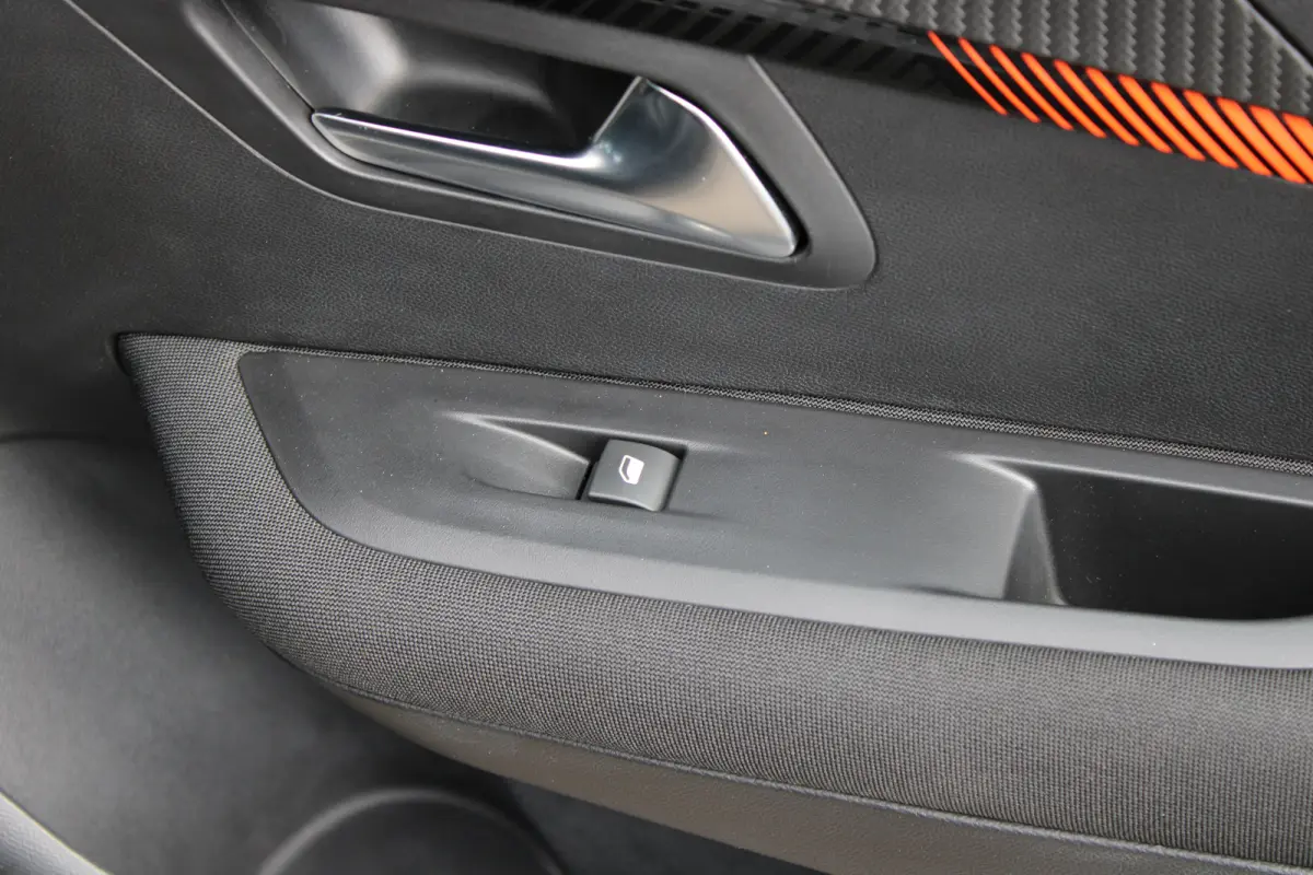 1.2 PureTech 100pk Active Pack | Navigatie | Apple carplay | Bluetooth | Lichtmetaal | Parkeersensoren |