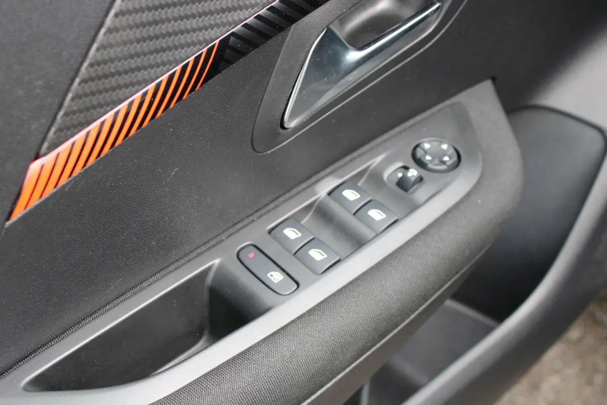1.2 PureTech 100pk Active Pack | Navigatie | Apple carplay | Bluetooth | Lichtmetaal | Parkeersensoren |