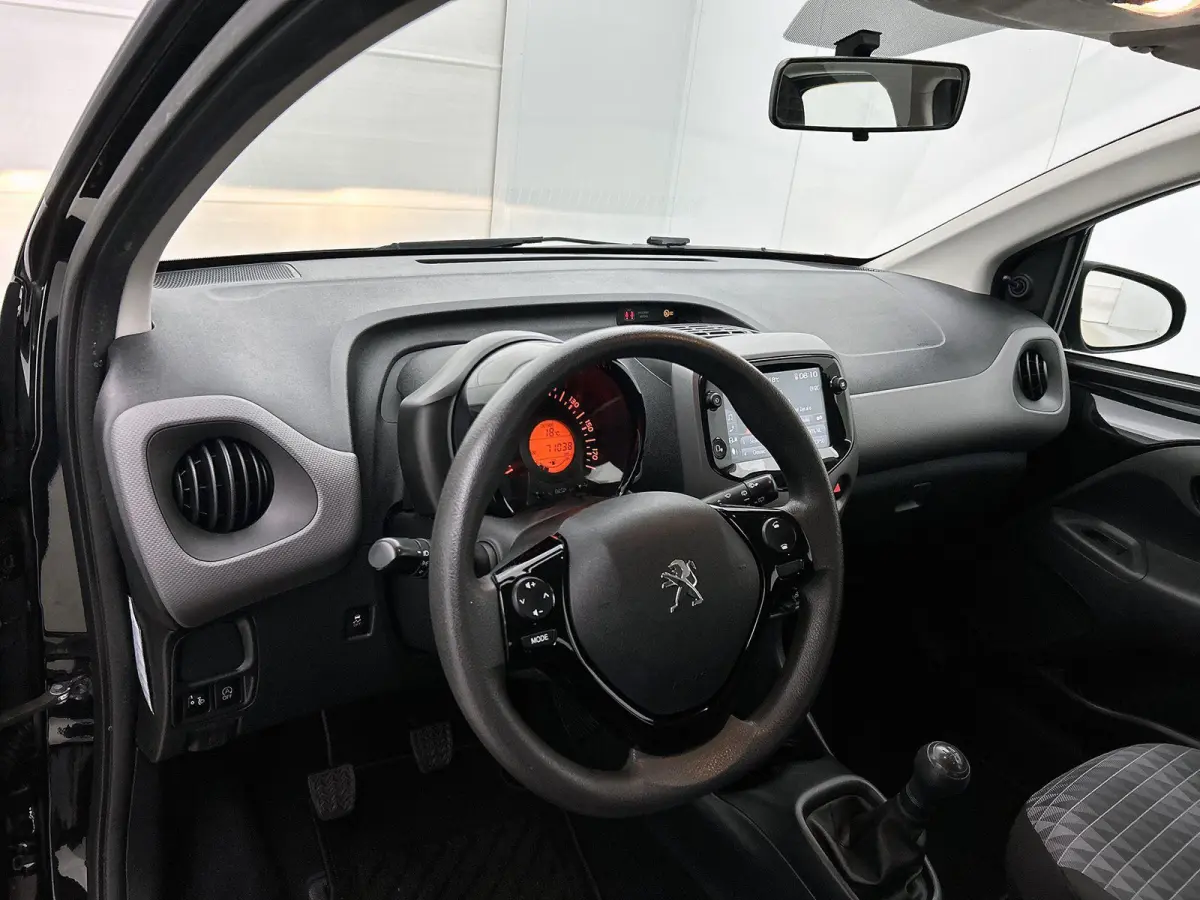 Active 1.0 e-VTi 72pk | Navigatie via Apple Carplay / Android Auto | Achteruitrijcamera | Airco | DAB+ radio | Bluetooth carkit & audiostreaming | Elektrische ramen | Centrale portiervergren