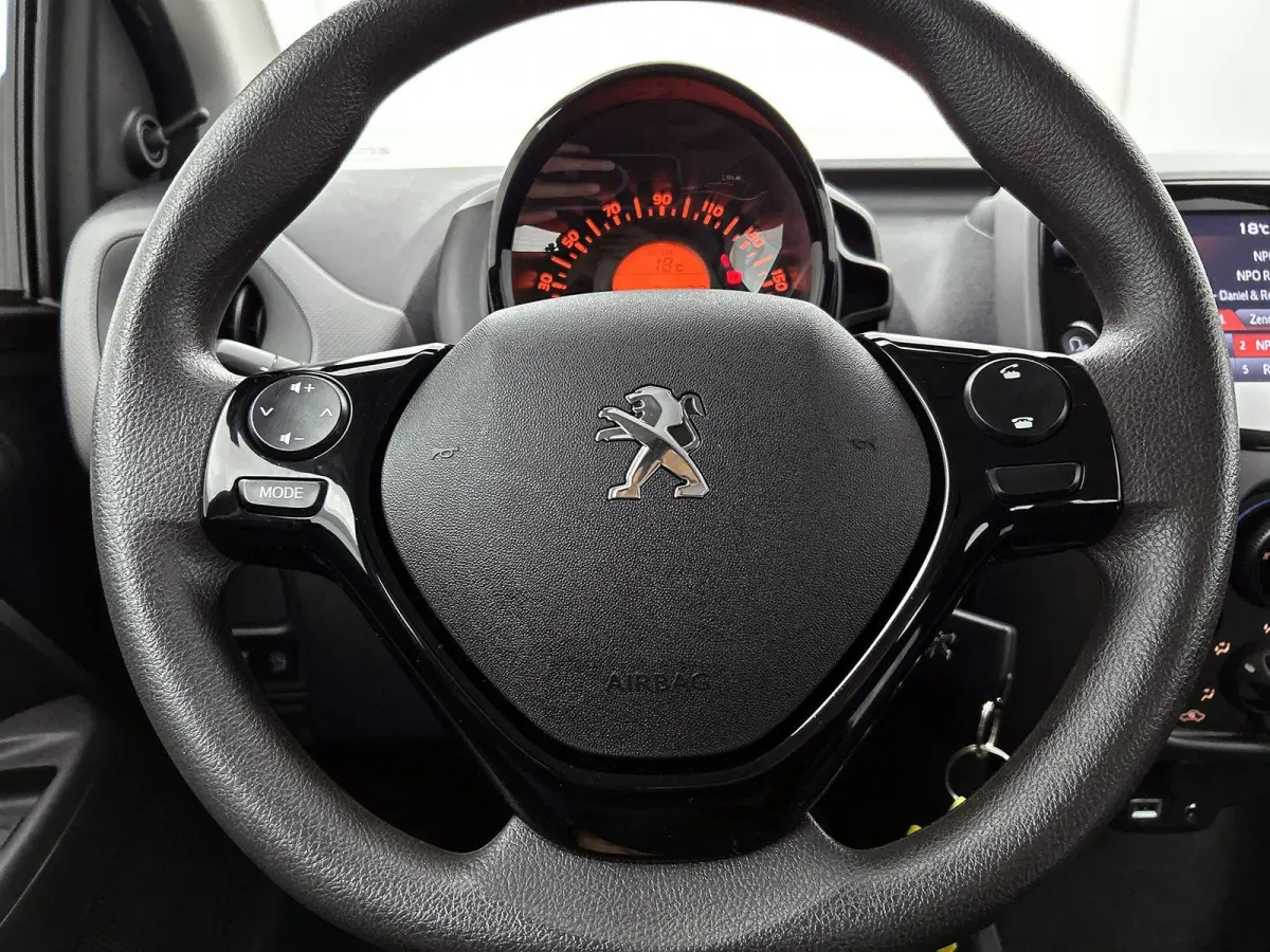 Active 1.0 e-VTi 72pk | Navigatie via Apple Carplay / Android Auto | Achteruitrijcamera | Airco | DAB+ radio | Bluetooth carkit & audiostreaming | Elektrische ramen | Centrale portiervergren