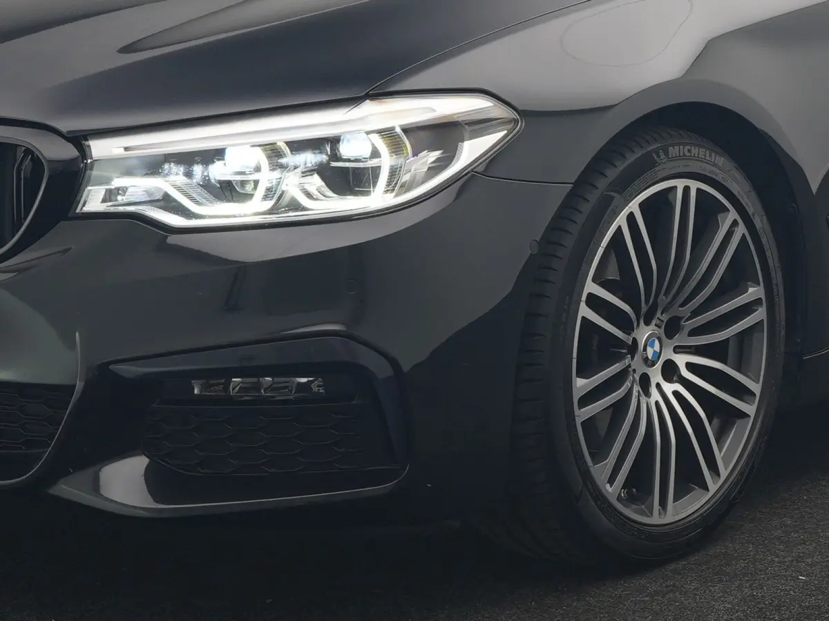 520i M Sport 184pk Dealer O.H. | Panodak | Head Up | 360 Camera | Lederen Comfortzetels Memory & Verwarmd | Sfeerverlichting | Blis | Apple Carplay | Stuur Verwarmd | Adaptive LED | Navigati