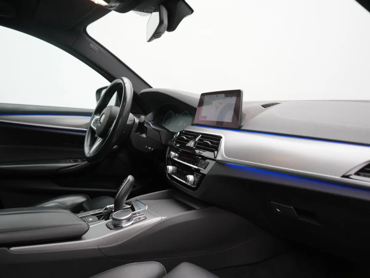 520i M Sport 184pk Dealer O.H. | Panodak | Head Up | 360 Camera | Lederen Comfortzetels Memory & Verwarmd | Sfeerverlichting | Blis | Apple Carplay | Stuur Verwarmd | Adaptive LED | Navigati