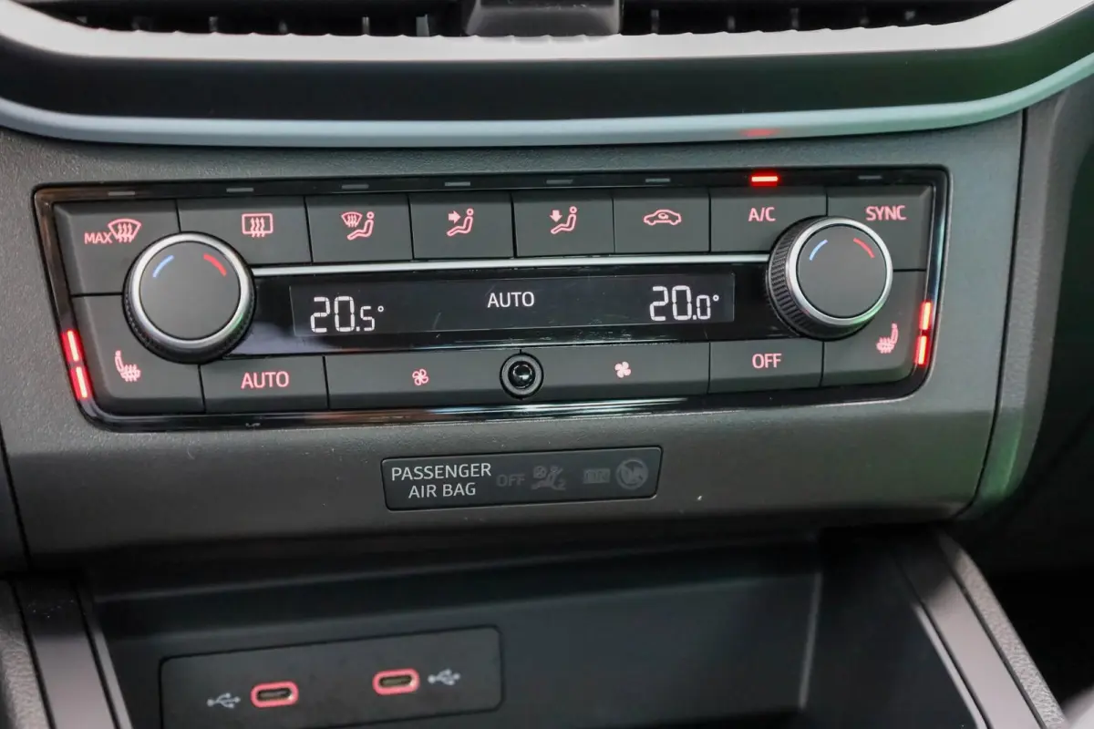 1.0 EcoTSI 95pk Style Business Connect | Parkeersensoren | Stoelverwarming | Apple Carplay/Android Auto