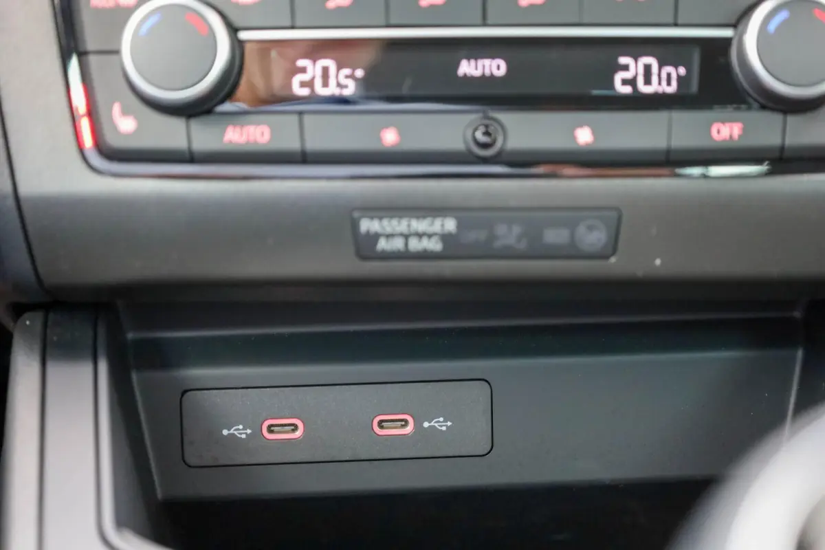 1.0 EcoTSI 95pk Style Business Connect | Parkeersensoren | Stoelverwarming | Apple Carplay/Android Auto