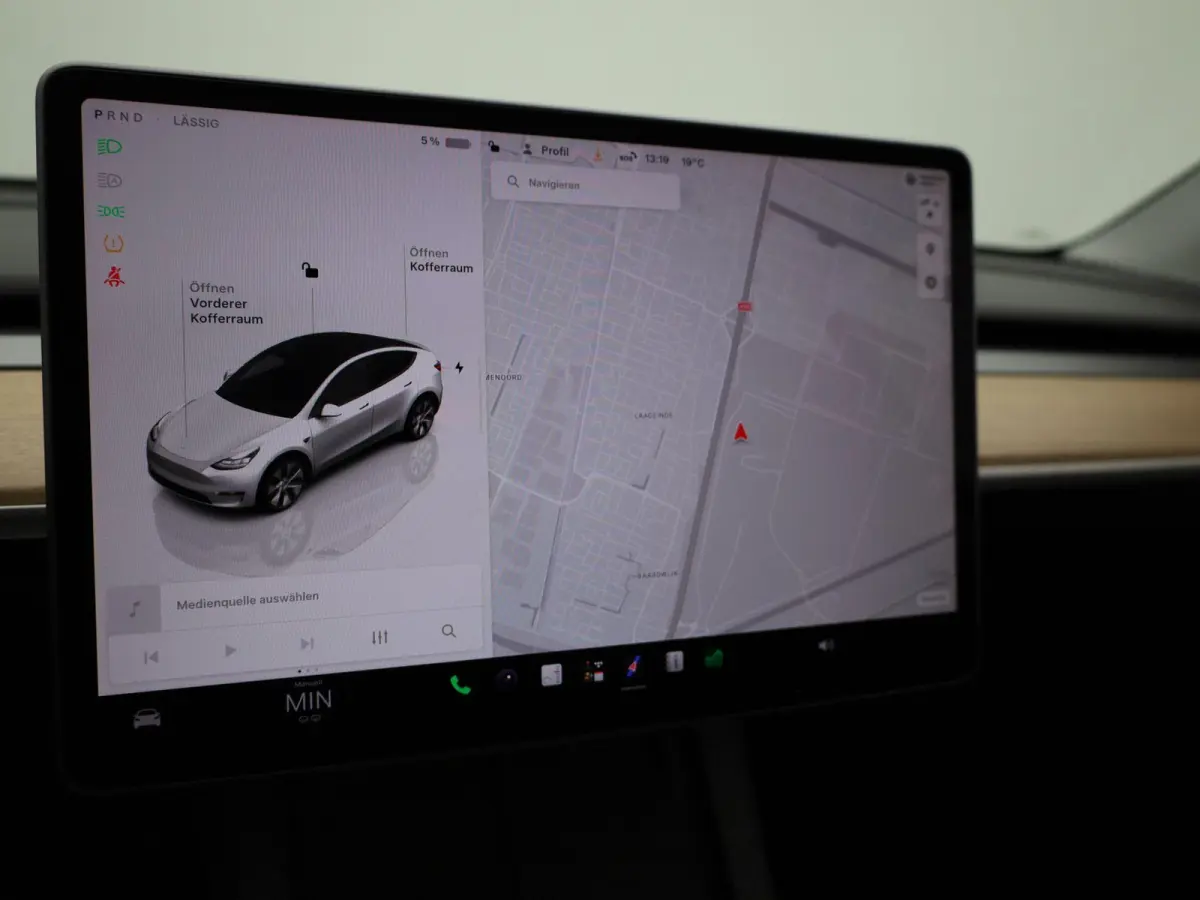 Long Range AWD 75 kWh | PANORAMADAK | ELEKTRISCHE KOFFERKELP | LEDEREN BEKLEDING | STOELVERWARMING | STUURWIELVERWARMING | PARKEERSENSOREN VOOR + ACHTER |