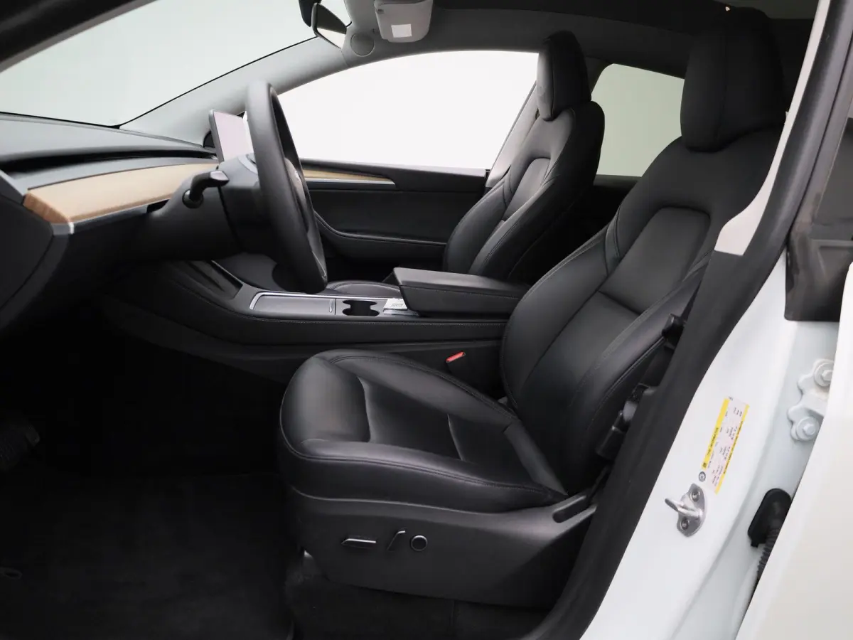 Long Range AWD 75 kWh | PANORAMADAK | ELEKTRISCHE KOFFERKELP | LEDEREN BEKLEDING | STOELVERWARMING | STUURWIELVERWARMING | PARKEERSENSOREN VOOR + ACHTER |