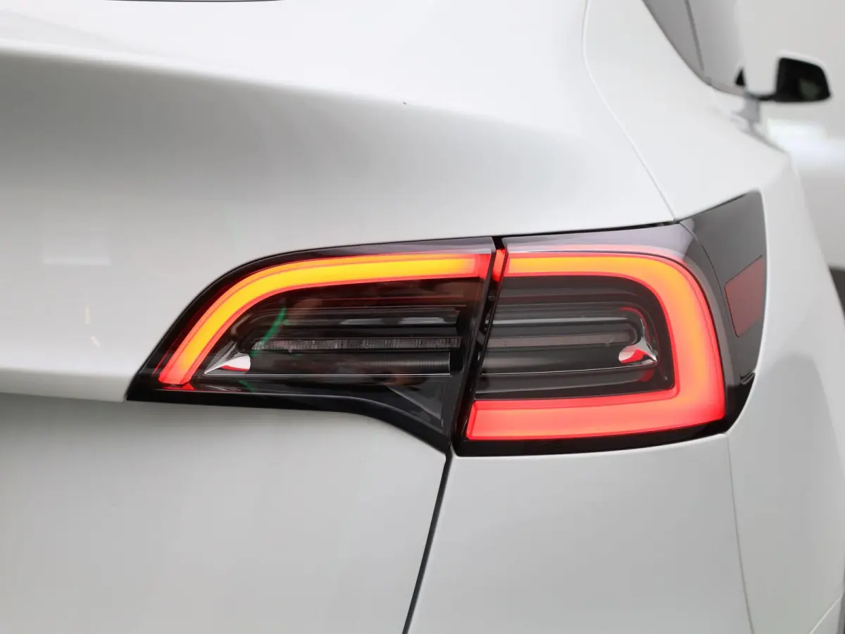 Long Range AWD 75 kWh | PANORAMADAK | ELEKTRISCHE KOFFERKELP | LEDEREN BEKLEDING | STOELVERWARMING | STUURWIELVERWARMING | PARKEERSENSOREN VOOR + ACHTER |