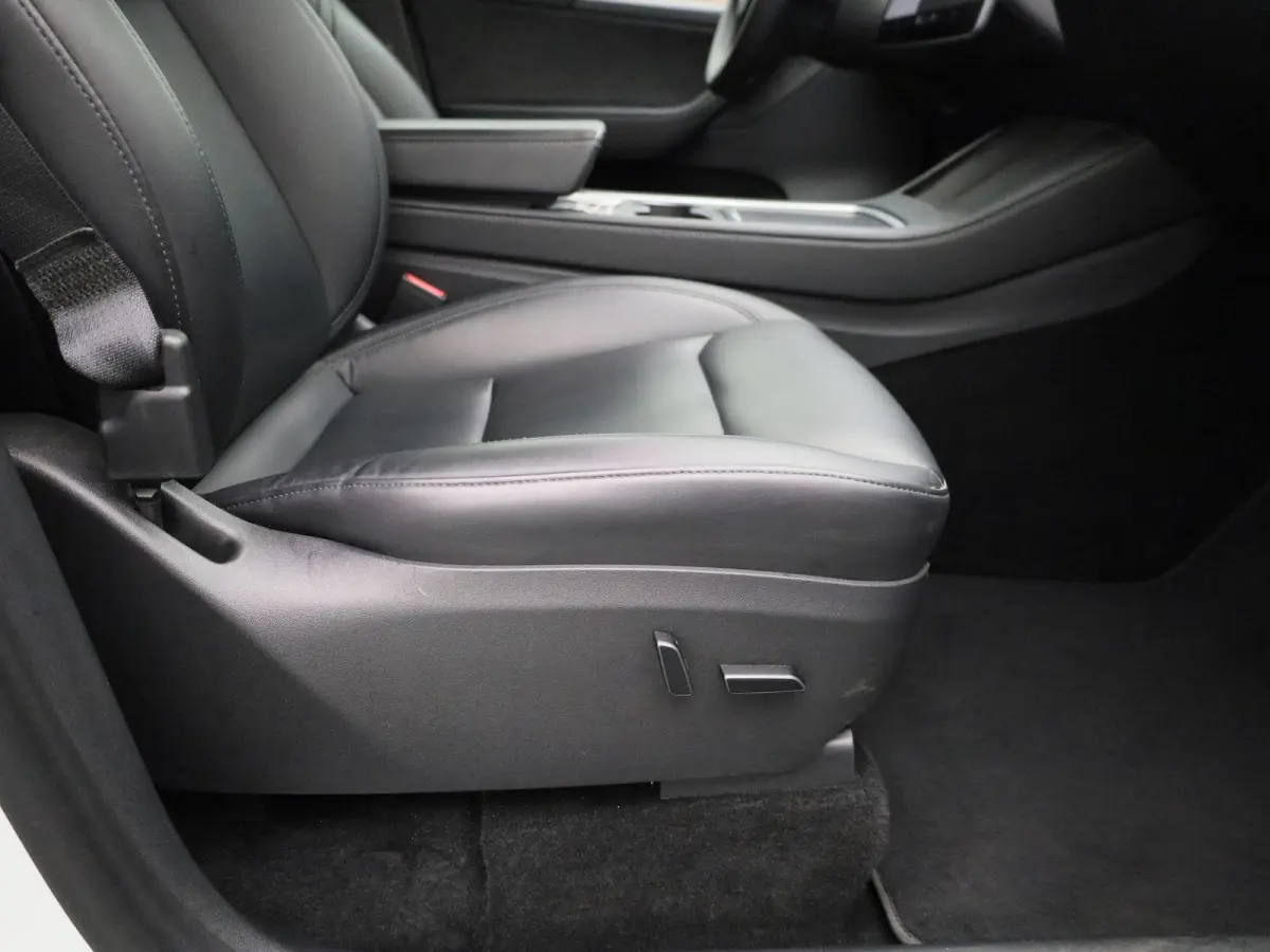 Long Range AWD 75 kWh | PANORAMADAK | ELEKTRISCHE KOFFERKELP | LEDEREN BEKLEDING | STOELVERWARMING | STUURWIELVERWARMING | PARKEERSENSOREN VOOR + ACHTER |