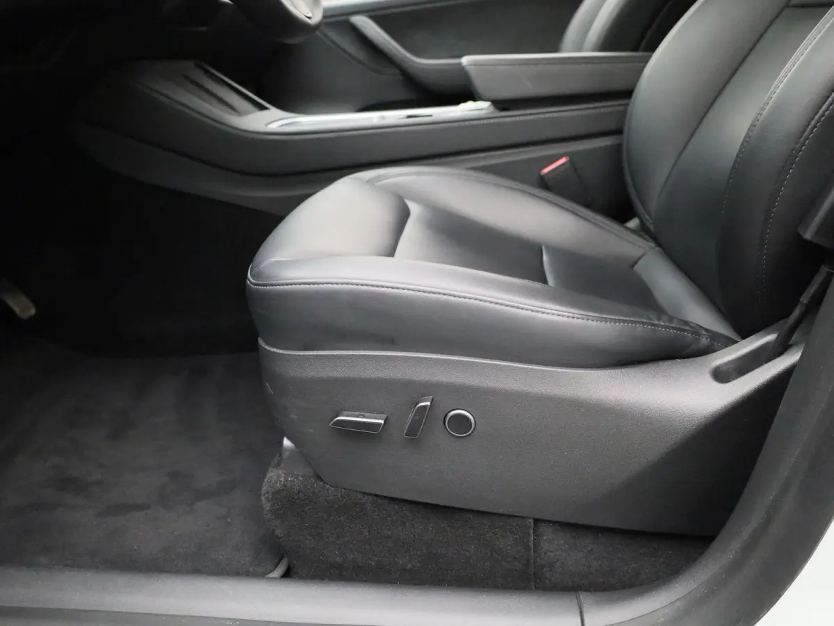 Long Range AWD 75 kWh | PANORAMADAK | ELEKTRISCHE KOFFERKELP | LEDEREN BEKLEDING | STOELVERWARMING | STUURWIELVERWARMING | PARKEERSENSOREN VOOR + ACHTER |