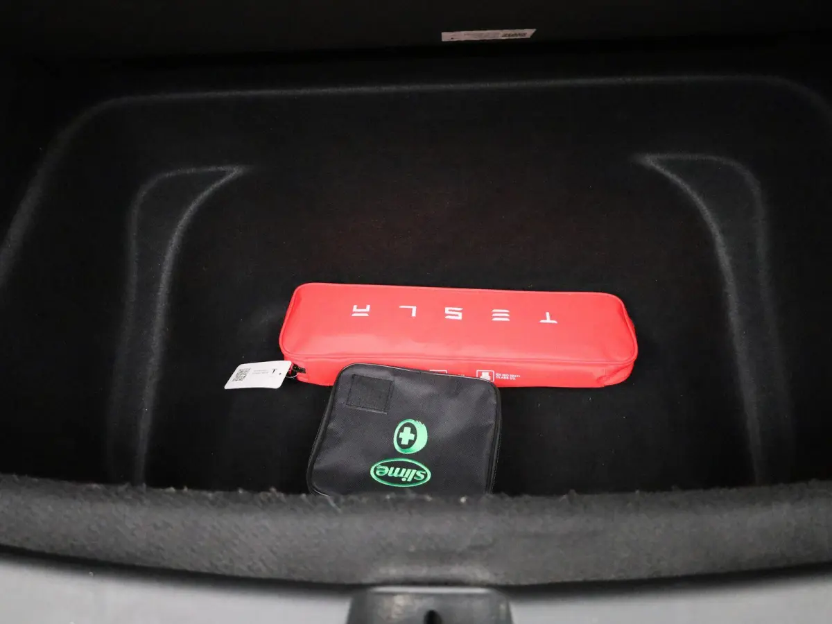 Long Range AWD 75 kWh | PANORAMADAK | ELEKTRISCHE KOFFERKELP | LEDEREN BEKLEDING | STOELVERWARMING | STUURWIELVERWARMING | PARKEERSENSOREN VOOR + ACHTER |