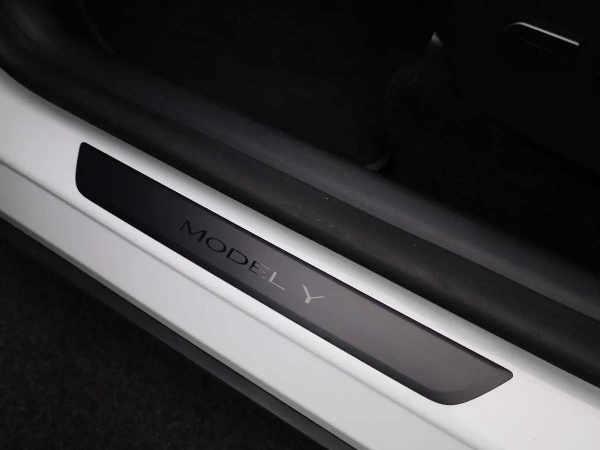 Long Range AWD 75 kWh | PANORAMADAK | ELEKTRISCHE KOFFERKELP | LEDEREN BEKLEDING | STOELVERWARMING | STUURWIELVERWARMING | PARKEERSENSOREN VOOR + ACHTER |