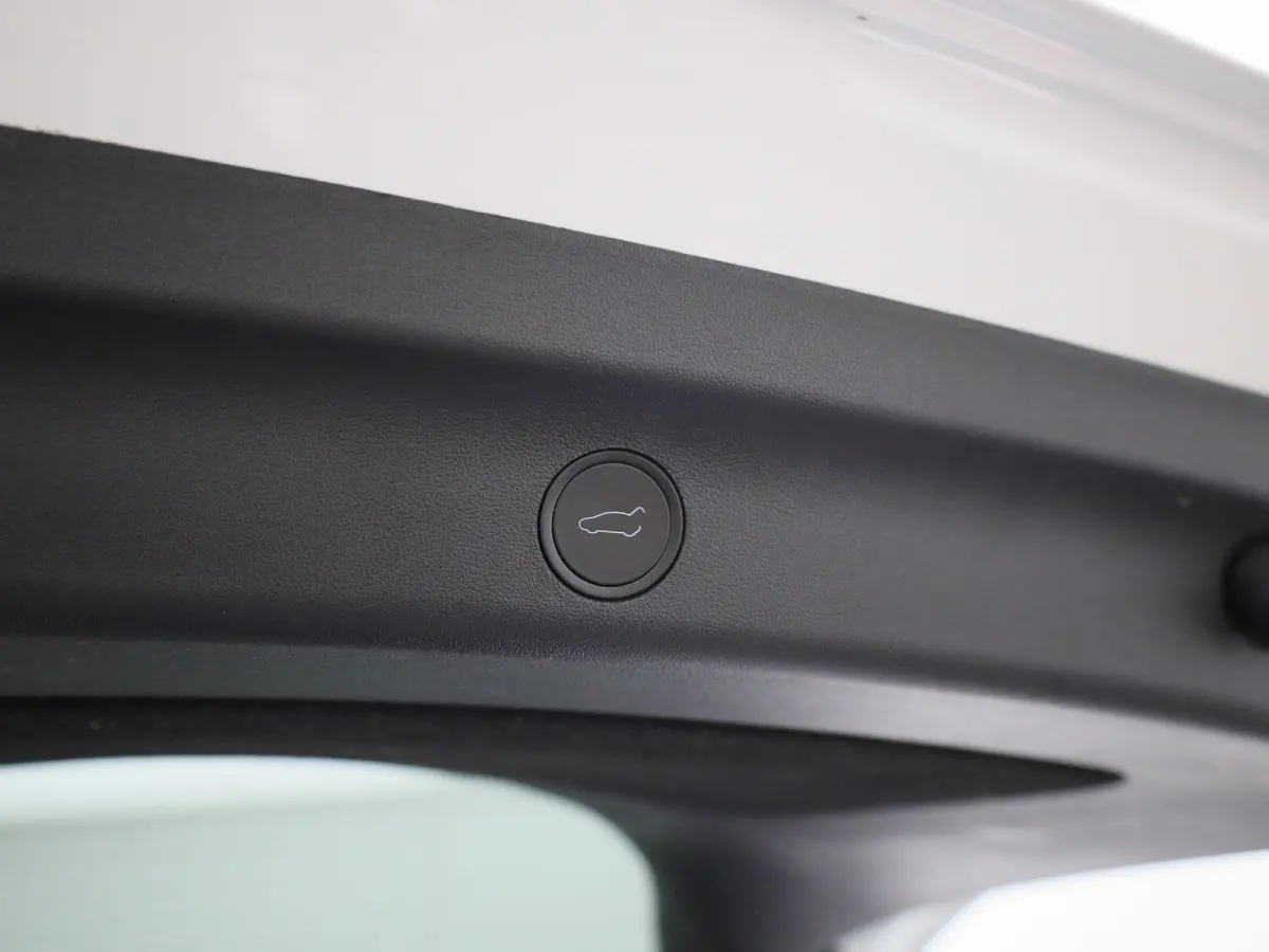 Long Range AWD 75 kWh | PANORAMADAK | ELEKTRISCHE KOFFERKELP | LEDEREN BEKLEDING | STOELVERWARMING | STUURWIELVERWARMING | PARKEERSENSOREN VOOR + ACHTER |